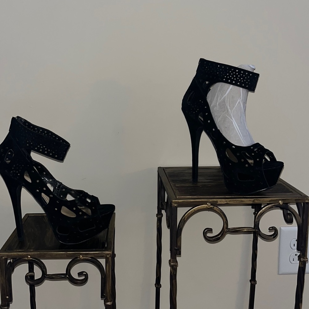 Liliana Black Suede Peep Toe Ankle Strapped Sandals Size 8.5M